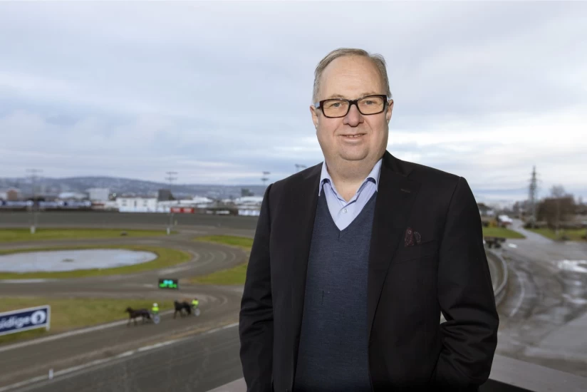 Varslingssakene i travet får konsekvenser: Buer må gå