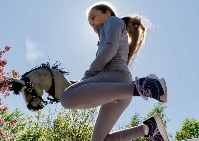 Nora konkurrerer med kjepphest: – Viktig inngang til sporten