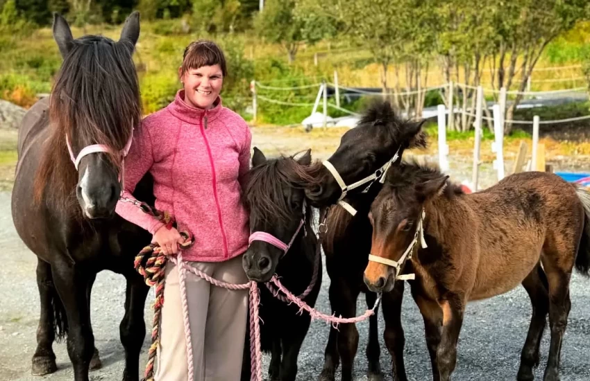 Dølatvillingene Tinde og Eira blir fire måneder