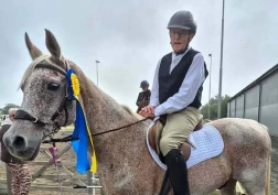 Ridningen holder Anders (84)  i gang: – Helsefremmende